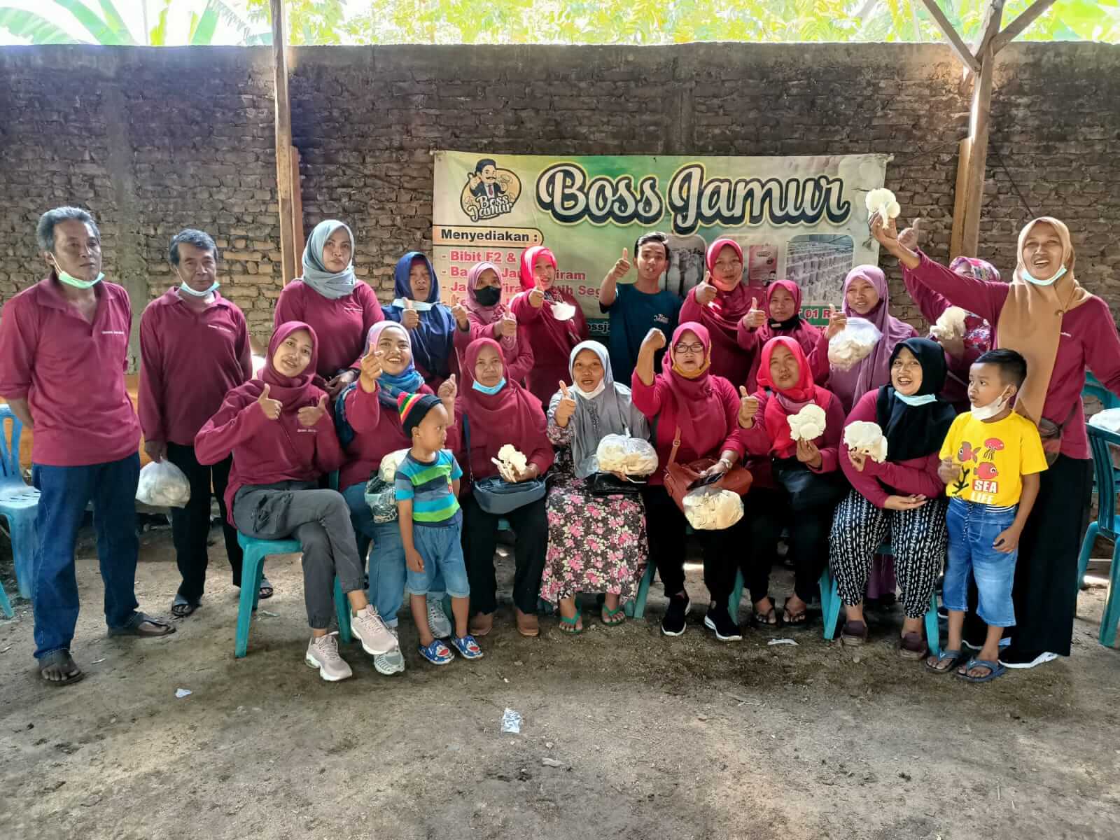 Kunjungan Lapangan oleh Kelompok Ibu PKK ke Lokasi Bisnis Mahasiswa